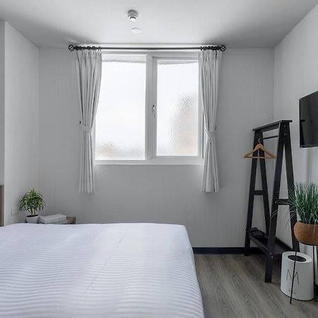 Hotel Brown - Zhongzheng Tainan Bagian luar foto
