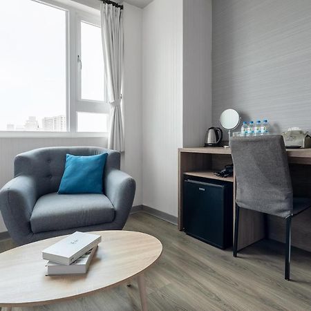 Hotel Brown - Zhongzheng Tainan Bagian luar foto