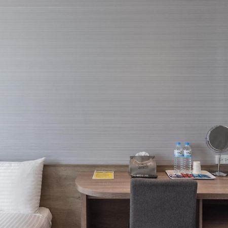 Hotel Brown - Zhongzheng Tainan Bagian luar foto