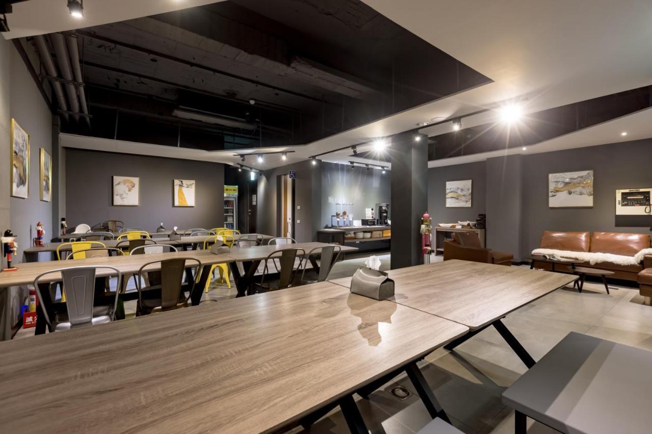Hotel Brown - Zhongzheng Tainan Bagian luar foto