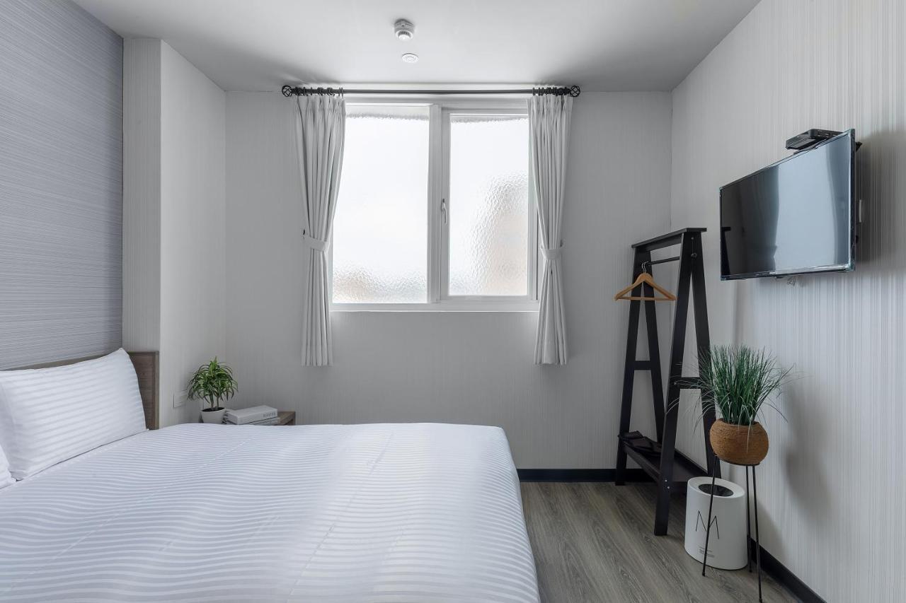 Hotel Brown - Zhongzheng Tainan Bagian luar foto
