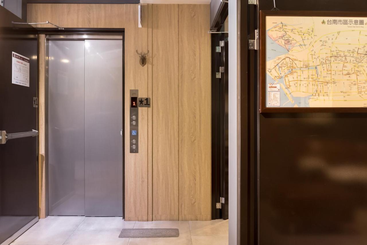 Hotel Brown - Zhongzheng Tainan Bagian luar foto