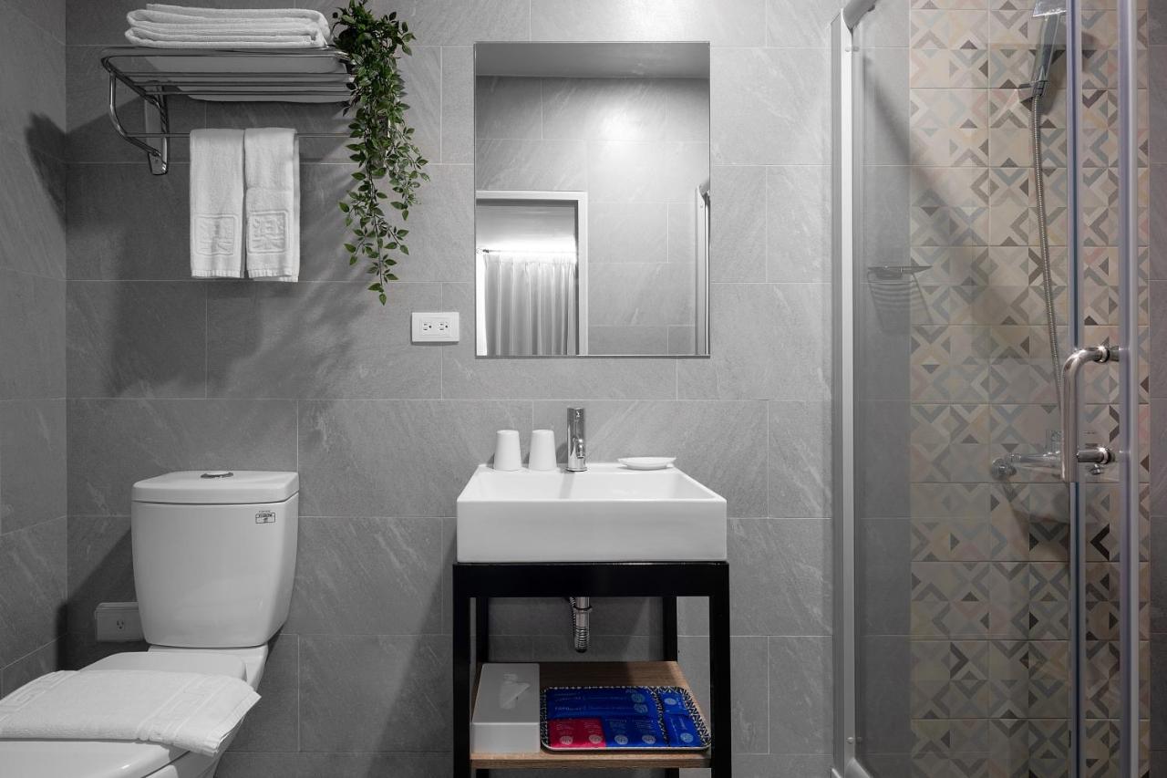 Hotel Brown - Zhongzheng Tainan Bagian luar foto