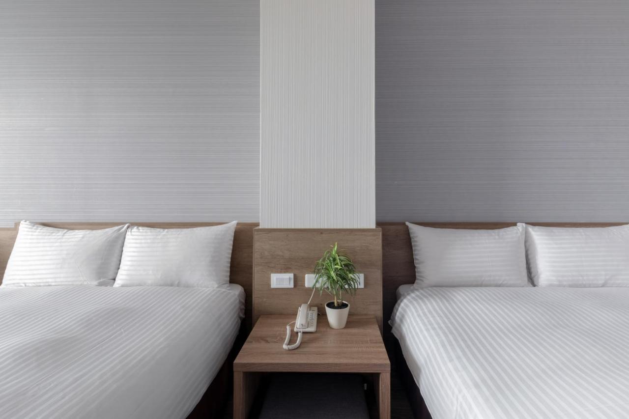 Hotel Brown - Zhongzheng Tainan Bagian luar foto