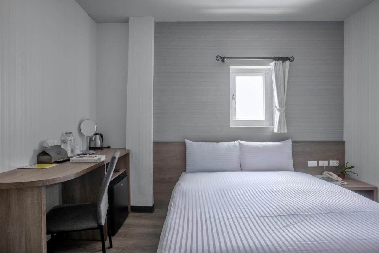 Hotel Brown - Zhongzheng Tainan Bagian luar foto