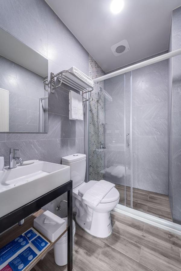 Hotel Brown - Zhongzheng Tainan Bagian luar foto
