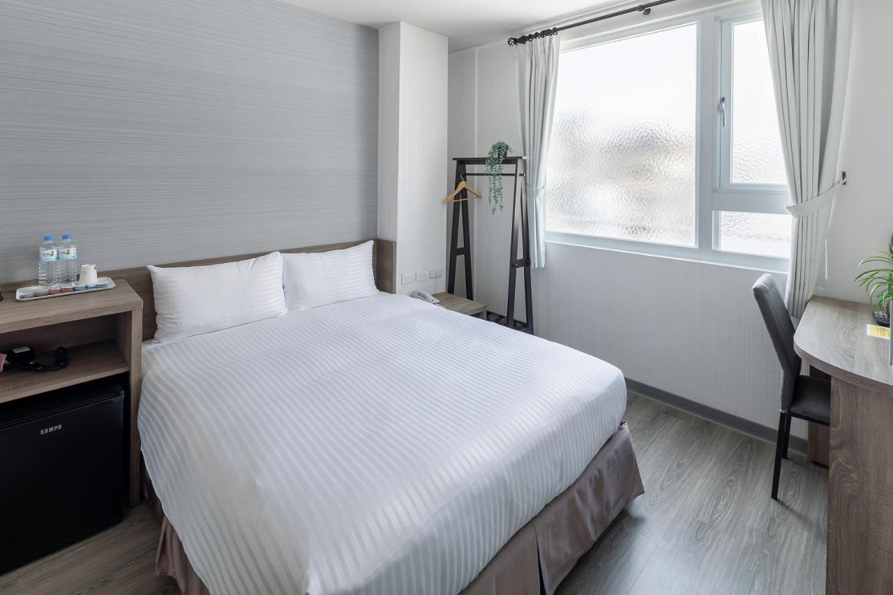 Hotel Brown - Zhongzheng Tainan Bagian luar foto