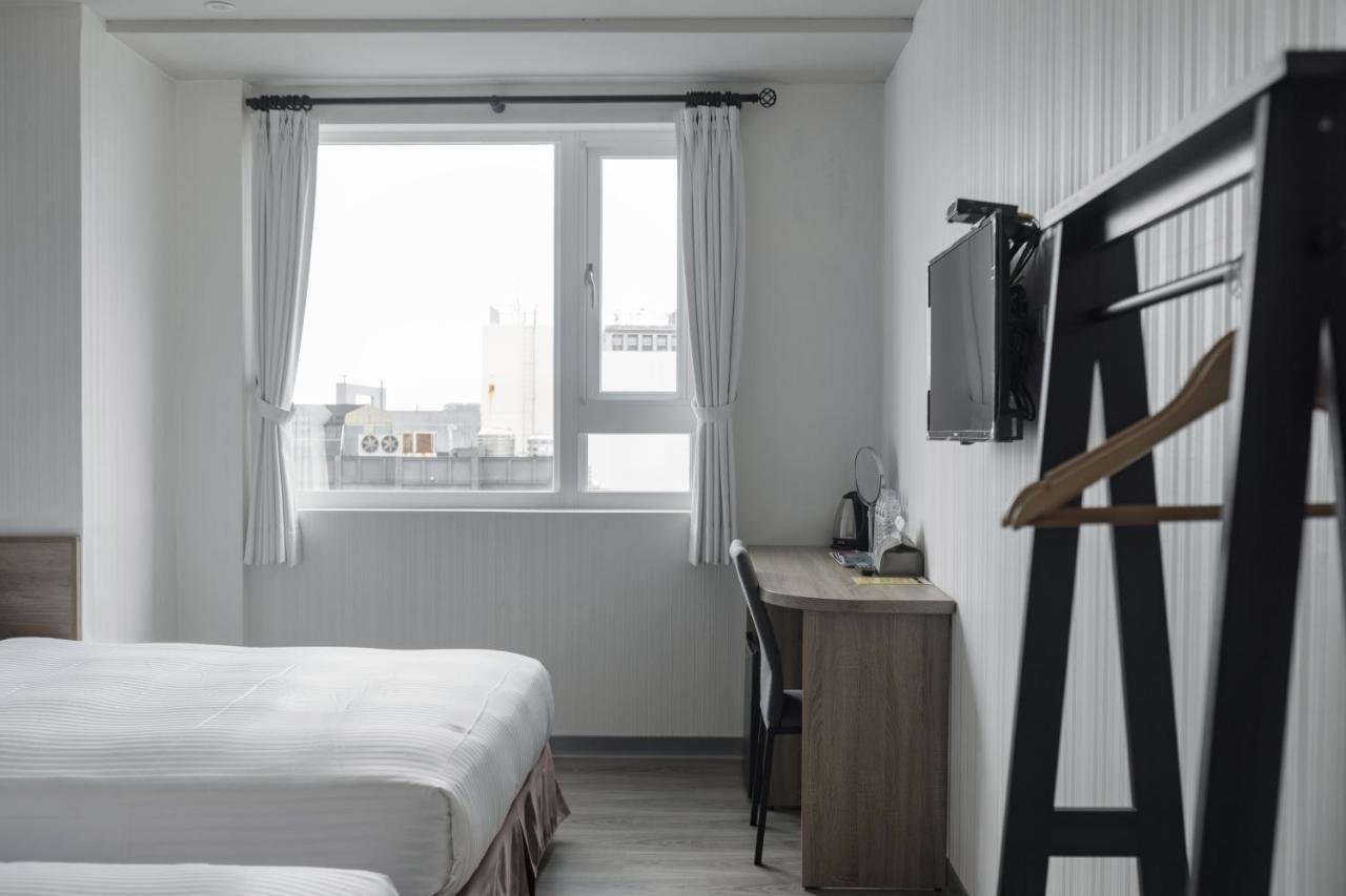 Hotel Brown - Zhongzheng Tainan Bagian luar foto